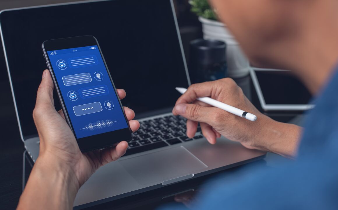 Un agent mène une conversation Web avec un citoyen